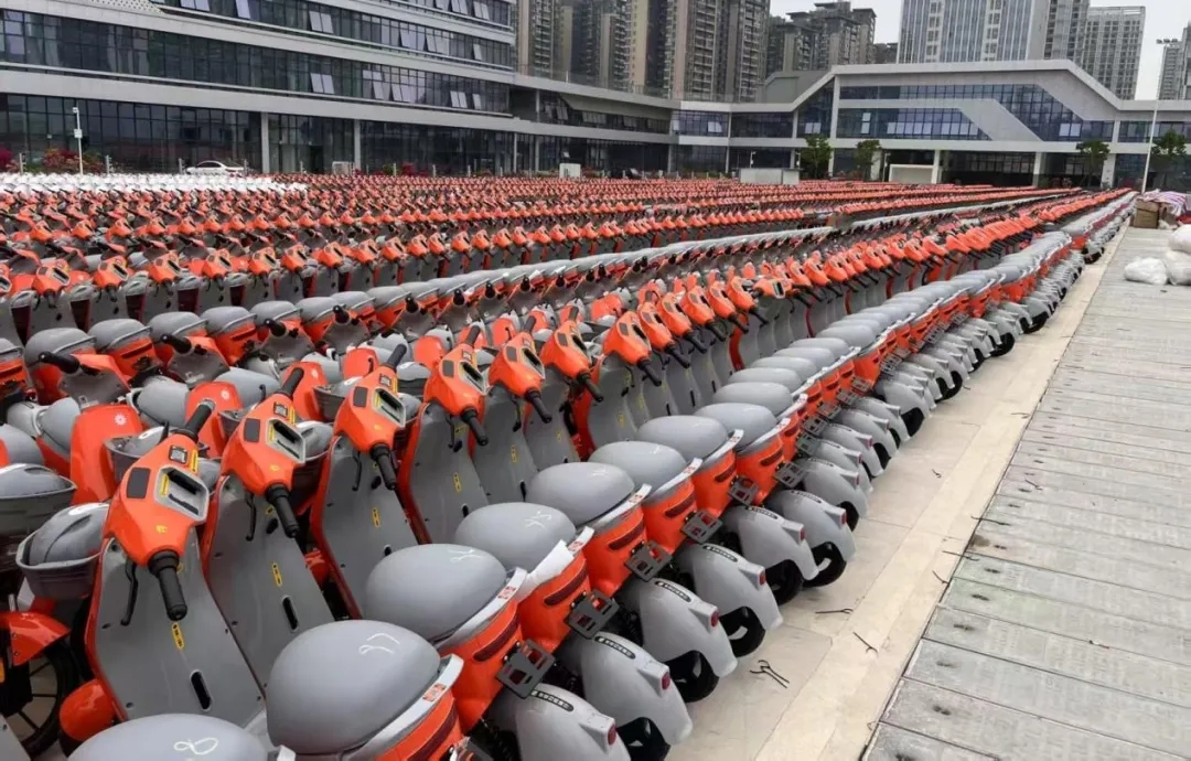 共享騎行添新車 同行綠色新未來(lái)——南寧能源集團(tuán)投放共享電動(dòng)自行車助力市民綠色出行